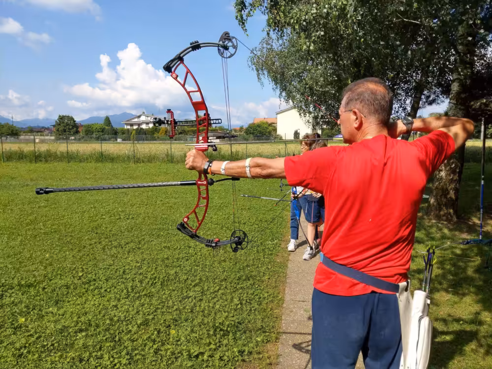 Foto di un arciere che tira arco compound